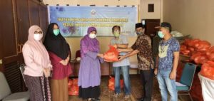 Ikatan Keluarga Masyarakat Parepare Berbagi Paket Lebaran Di Makassar