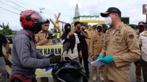 Gowa Terapkan PSBB, Bupati Adnan Ikut Periksa Kendaraan