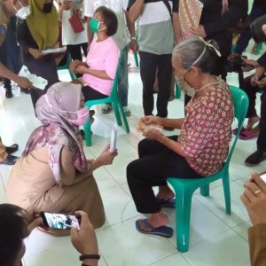 Bupati Indah Serahkan BLT Desa Terpedo Jaya Luwu Utara