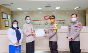 Wakapolda Sulsel Bantu APD Kepada Para Medis