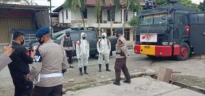 Brimob Semprot Disinfektan Pasar Rakyat Sabbang