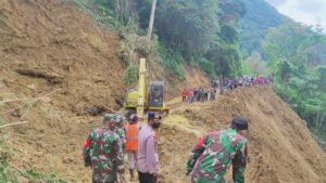 Brimob Bersihkan Material Longsor Jalan Poros Palopo-Toraja Utara
