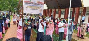 Bupati Indah Bagikan 1794 Tablet Gratis Untuk Pelajar Lutra