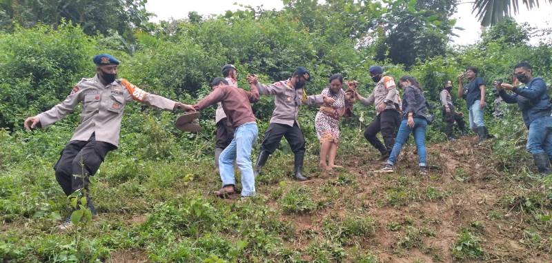 Brimob Evakuasi Warga Terdampak Longsor Palopo – Toraja Utara