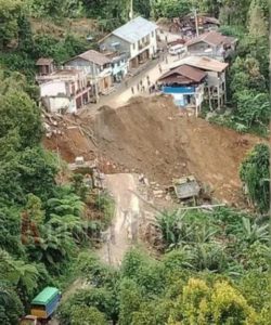 Jalan Poros Palopo – Torut  Putus Akibat Longsor, Lima Rumah Amblas