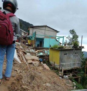 Poros Jalan Palopo – Toraja Utara Longsor, Dua Warung Ambruk
