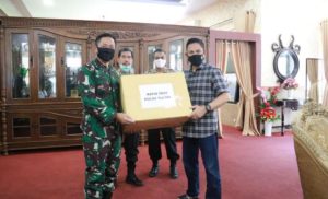 Kapolda Sulsel Terima Bantuan Almatkes Covid-19 Dari Sekjen Kemhan