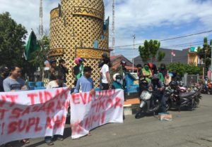 HMI Demo Bupati Sinjai Persoalkan Bansos