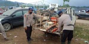 Brimob Polda Sulsel Pasang Sumur Bor Bagi Pengungsi Banjir Masamba
