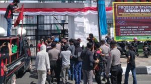 Demo Korupsi PDAM Di Kejati Sulsel Ricuh