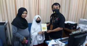 Duta Baca Pelajar Makassar Serahkan Bukunya Ke Perpustakaan