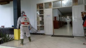 PMI Semprot Disinfektan Gedung DPRD Lutra