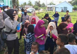 Bantu Anak-Anak Di Pengungsian Korban Banjir Masamba, Polwan Lakukan Ini