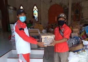 Jurnalis MAKASSARCHANNEL Lutra Serahkan Bantuan Untuk Korban Banjir Masamba