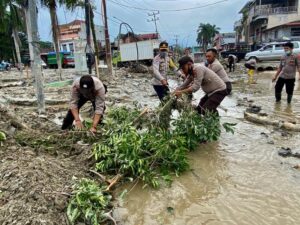Personel Polres Lutra Gotong Royong Bersihkan Sampah Banjir Bandang