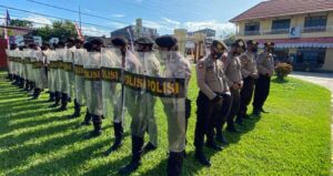 Polisi Latihan Dalmas Pilkada Lutra
