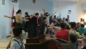 Massa Minta Bupati Lutra Hadir, RDP DPRD Ricuh