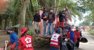 Staf DPRD Lutra Bersihkan Sampah Di Lokasi Pengungsian