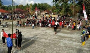 Upacara Bendera Di Lokasi Pengungsian Banjir Bandang Lutra