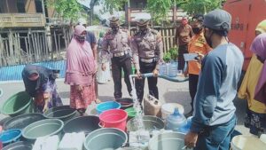 Satlantas Jeneponto Salurkan Air Bersih Gratis Di Desa Bontosunggu