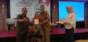 Kepala Dinas Perpustakaan Sulsel Terima Buku Kata Sebagai Senjata
