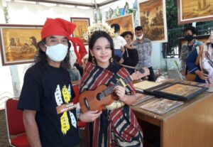 Kolaborasi Pelukis Tanah Liat dan Pemain Ukulele Di Pameran Festival Aksara Lontaraq 2020