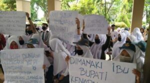 Ratusan Siswa SMA Demo Bupati Lutra, Ini Tuntutannya