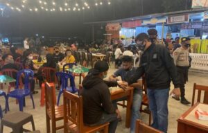 Petugas Operasi Yustisi Di Bone Rapid Test Pengunjung Kafe