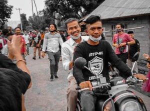 Warga Rampi Sambut Thahar Rum Di Bandara