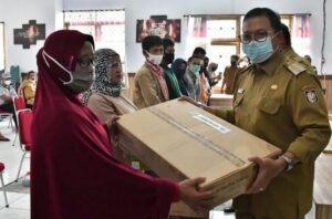 Pemkab Lutra Bantu Peralatan Untuk 10 Pelaku Usaha IKM