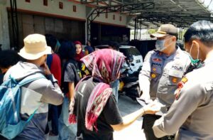 HMI Sinjai Segel Mandala Finance, Kapolres Bagi-Bagi Masker