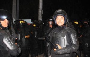 Polwan Ini Ikut Bubarkan Massa Anarkis Di Kampus UNM