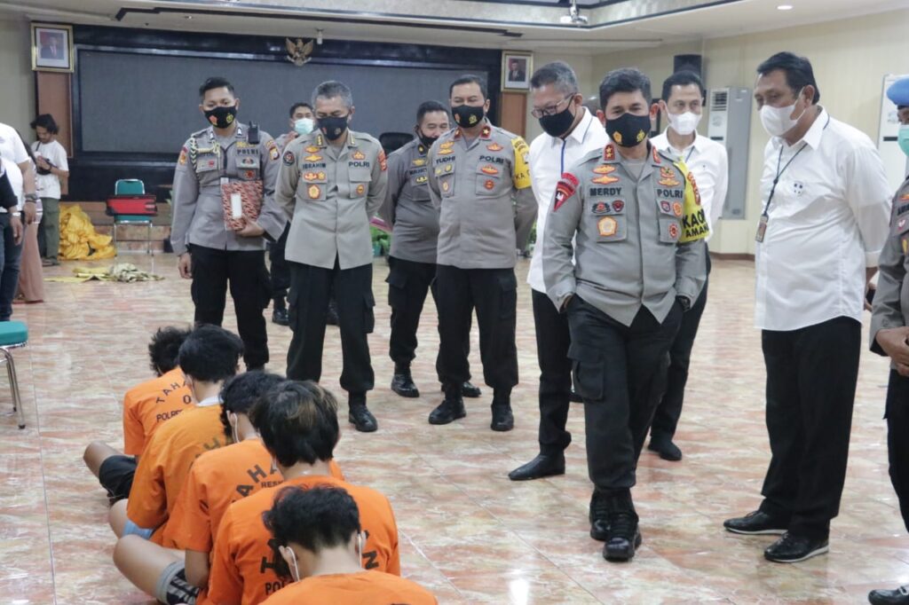 Polda Sulsel Tetapkan 13 Tersangka Pembakar Mobil Ambulans