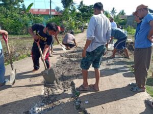 Warga Desa Bontomanai Takalar Gotong Royong Perbaiki Jalan
