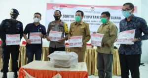 KPU Lutra Mulai Sortir Dan Lipat Kertas Suara