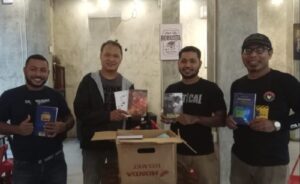 Dukung Taman Baca Di Seram Bagian Timur, Rusdin Tompo Donasi Buku