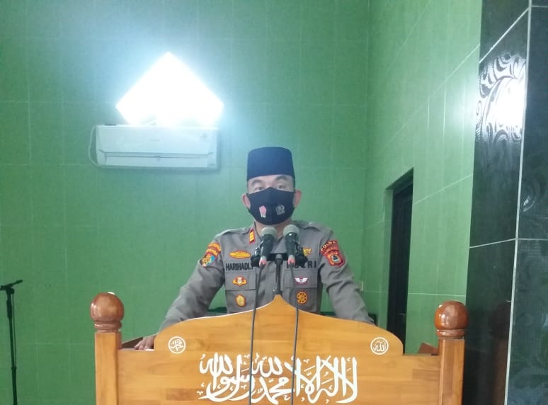 Anggota Polda Sulsel Jadi Khatib Salat Jumat
