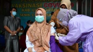Bupati Indah Putri Indriani Orang Pertama Divaksin Sinovac Di Lutra