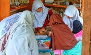 Kelas Melukis Di TBM Sahabat Alam Takalar