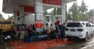 Jatah Solar Dikurangi, Konsumen Antre Di SPBU Biringere Sinjai