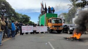 Jokowi Ke Sulsel, Mahasiswa Bakar Ban Di Jl Alauddin Makassar