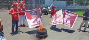 Pendemo Bakar Gambar Nurdin Abdullah