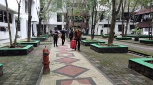 Penyidik KPK Angkut Koper Dari Ruang Biro Pengadaan Barang Dan Jasa Sulsel