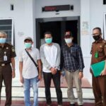 Tim Kejaksaan Tinggi, Kejati Sulsel jemput tersangka korupsi Akper Bulukumba di Palopo, Selasa (20/4/2021).