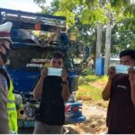 Operasi Keselamatan 2021 Polres Sinjai bagi masker dan imbau masyarakat tetap disiplin terapkan protokol kesehatan dan tidak mudik