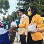 Ketua DPRD Kota Palopo, Nurhaeni, bersama anggota fraksi dan Pengurus DPD II Partai Golkar Palopo berbagi takjil di Jl Sudirman, Palopo