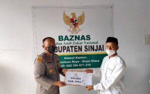 Kapolres Iwan Irmawan Serahkan Zakat Personel Polres Sinjai