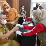 Bupati Luwu Timur Budiman awali tes GeNose ASN di Lutim, Rabu (19/5/2021), di lobi Kantor Bupati Luwu Timur.