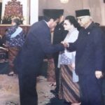 Pembina Akuatik Terbaik Indonesia Seumur Hidup atas jasa dan pengorbanan yang disumbangkan membangun dunia akuatik Indonesia