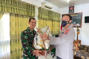 Kapolres Serahkan Bantuan Untuk Personel Kodim Sinjai